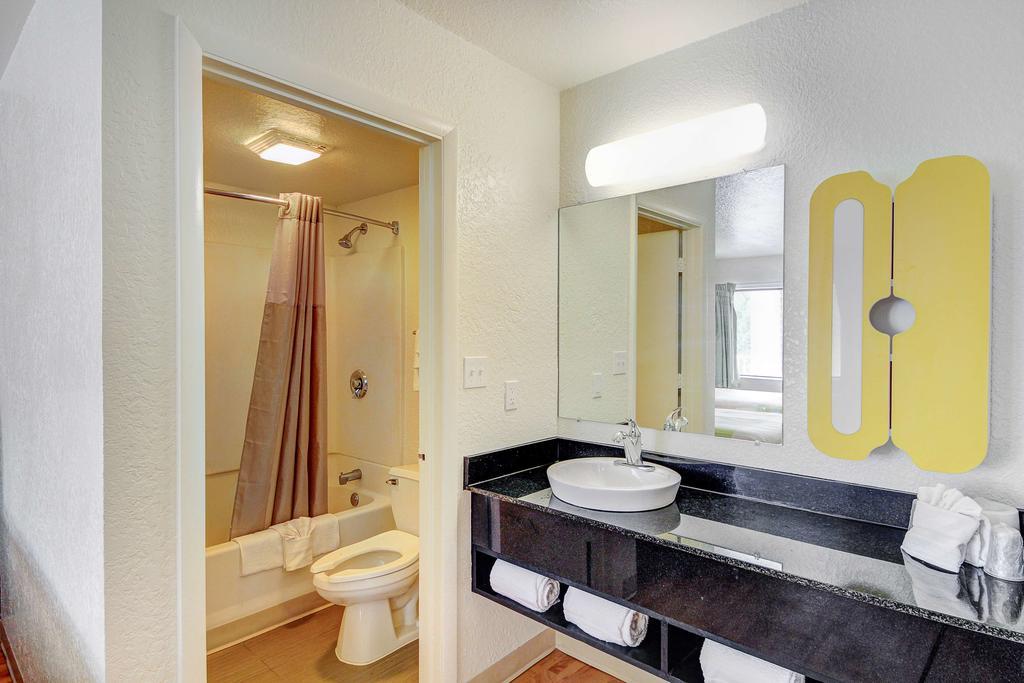 Hotel 6 Midwest City, Ok - 2*