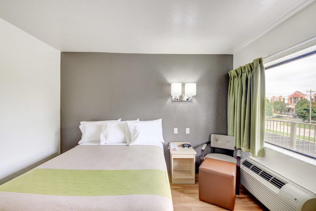 Hotel 6 Midwest City, Ok - Oklahoma City