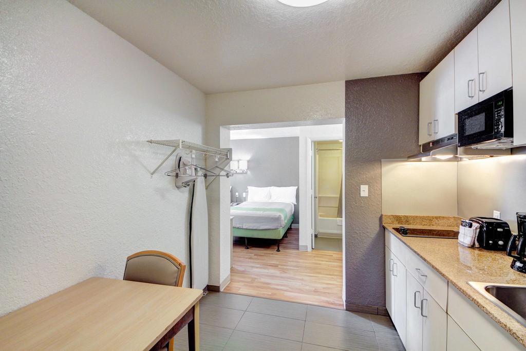 Hotel 6 Midwest City, Ok - 2*